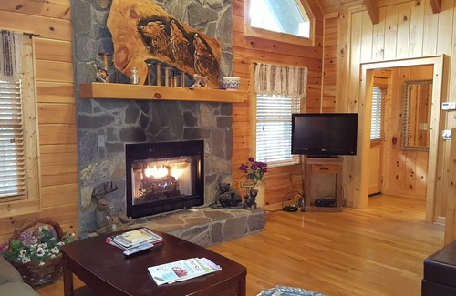 Maggie Valley Cabin | Crazy Wolf is a cozy 2 bedroom cabin close to the heart of Maggie Valley, Hot Tub, WiFi, AC.