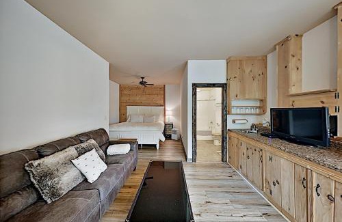 Royal Pines House | Crestwood Retreat