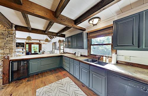 Royal Pines House | Crestwood Retreat
