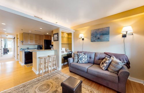 Downtown Asheville Condo | Cute updated condo - steps to downtown, great for business travel