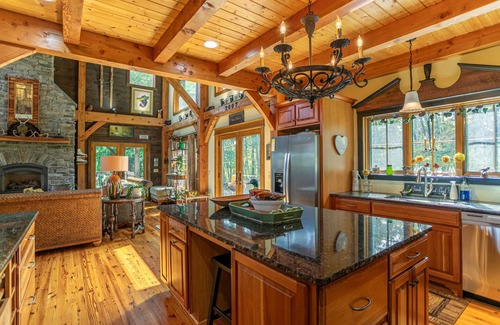 Banner Elk Cabin | D'Coys Nest- Secluded home on 4 acres, beautiful views, hot tub, fire pit
