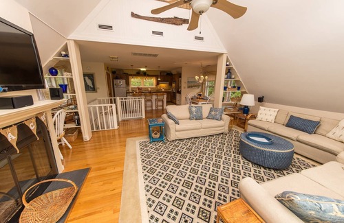 Duck House | D0310 Pappia. Charming & Well Maintained, Community Pool, 150 Yards to Beach!