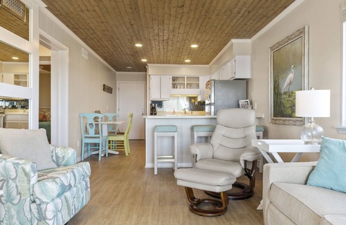 Morehead City Condo | DIRECT OCEANFRONT, UDPATED CONDO WITH AMAZING VIEWS!