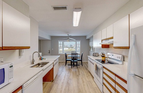 Buxton House | Dog-friendly townhouse w/shared pool, AC, private W/D, WiFi - ocean view