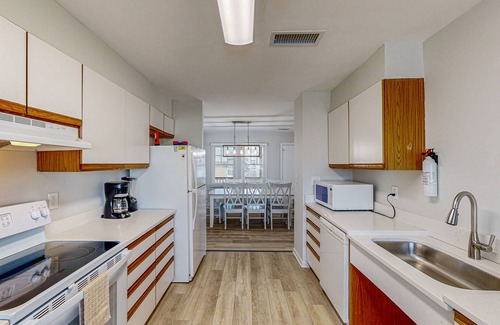 Buxton House | Dog-friendly townhouse w/shared pool, AC, private W/D, WiFi - ocean view