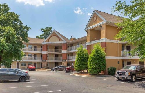 Greensboro Hotel | Extended Stay America Select Suites - Greensboro - Wendover Ave - Big Tree Way