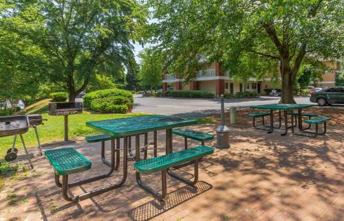 Greensboro Hotel | Extended Stay America Select Suites - Greensboro - Wendover Ave - Big Tree Way