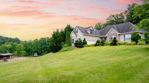 Fairview House | Fairview Vista by AvantStay 10 Mins to Asheville