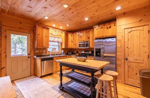Banner Elk Cabin | Falling Waters - hot tub, game table, views!
