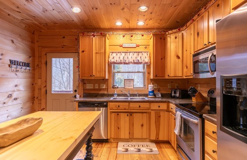 Banner Elk Cabin | Falling Waters - hot tub, game table, views!