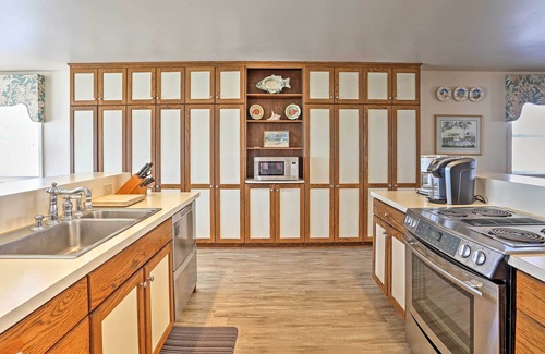 Sunset Beach House | Family-Friendly Vacation Home: Steps to Beach!
