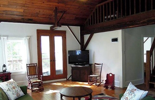 James City House | Farmhouse ∙ 2 bedrooms ∙ 6 guests