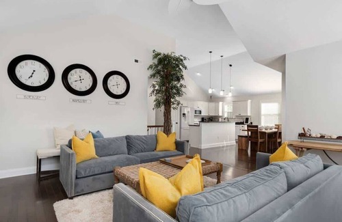 Colington House | Flex Stays, Hot Tub, Steps to Sound!