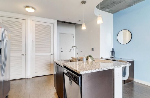 Charlotte Center City Apartment | Frontdesk | Breathtaking Uptown 1BR Apt w/ Parking
