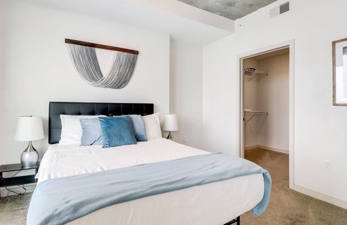 Charlotte Center City Apartment | Frontdesk | Bright 1BR Apt in Uptown w/ Parking