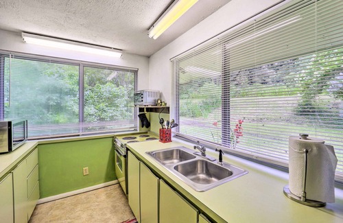 Frank Apartment | Furnished Deck + Home Gym: Bakersville Retreat!