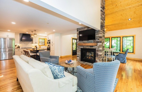 Lake Lure House | Garner Cove Lake House 4BR 3BA lakefront w/dock, fire pit, game room