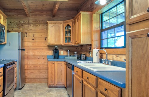 Canton Cabin | Glade Mtn Top Retreat | Hot Tub, Trails, 4,500ft Views + Biltmore Pass
