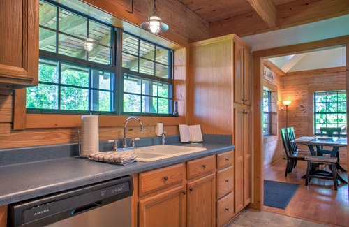 Canton Cabin | Glade Mtn Top Retreat | Hot Tub, Trails, 4,500ft Views + Biltmore Pass