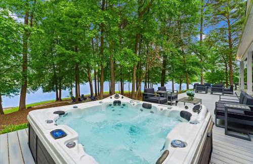 Mooresville House | Grand Bay w/Hot Tub, 440' Shoreline & Optional Boat Rental