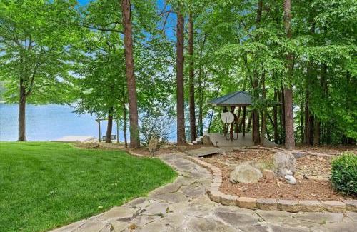 Mooresville House | Grand Bay w/Hot Tub, 440' Shoreline & Optional Boat Rental