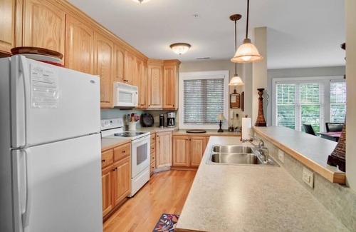 Foscoe Condo | Grand Oaks A1 - Mountain Condo, Echota Gated Resort, Indoor/Outdoor Pools and Hot Tub, Fitness Ar.