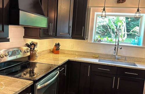 Swannanoa House | Grovemont Getaway - 3 bedroom, 2.5 bath beautifully updated historic home