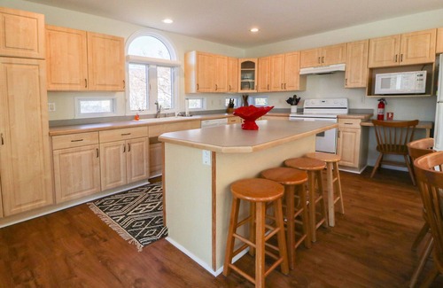 Emerald Isle House | Handicap Friendly,golf cart,community pool,easy beach access,Spinnaker's Reach