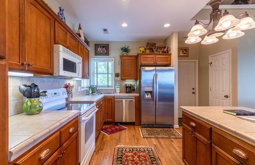 Blowing Rock House | Hangin Out - Stunning Mountain Views, Garage, Jacuzzi Tub