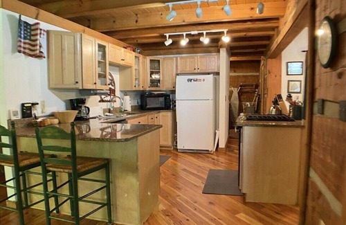 Highlands Cabin | Hideaway Cabin- Escape to this Log Cabin IN the woods