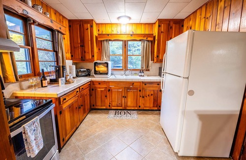 Highlands Hills Cabin | Highlands Escape with Views: 5 Min to Downtown