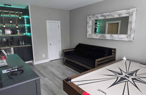 Ash House | HIGHLY REVIEWED Family Vacation Destination! PRIVATE Pool/Hot Tub/Elevator