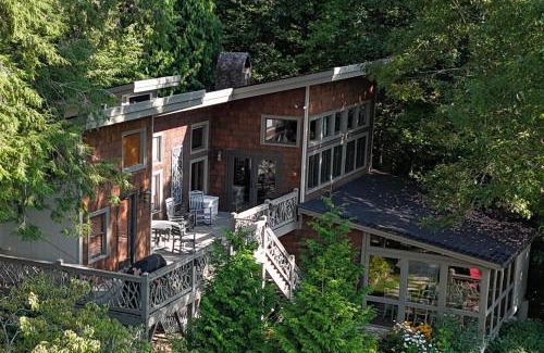 Mirror Lake House | Hilltop Hideaway