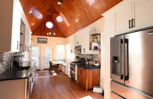 Historic Oakwood House | Historic Oakwood Old Schoolhouse, walk downtown!