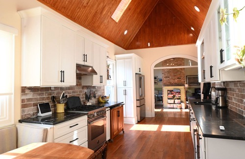 Historic Oakwood House | Historic Oakwood Old Schoolhouse, walk downtown!