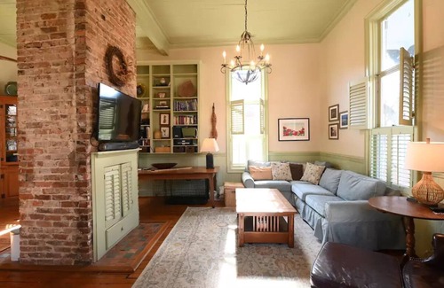 Historic Oakwood House | Historic Oakwood Old Schoolhouse, walk downtown!