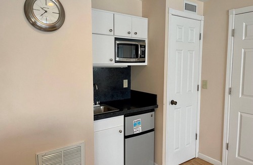 Ocracoke House | Holloman House: Dog friendly home with plenty of space
