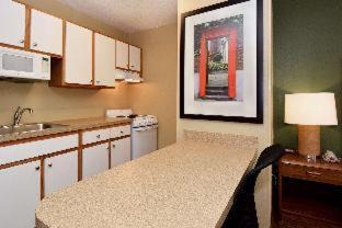 Greensboro Hotel | HomeTowne Studios & Suites by Red Roof Greensboro