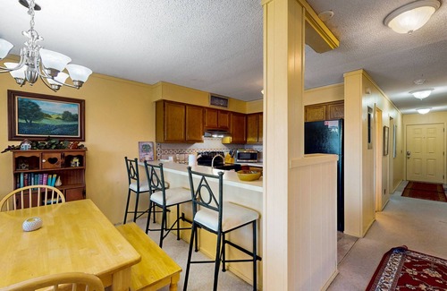 Banner Elk Condo | Homey condo with great ski slope & sunset view, pool, hot tub & fireplace