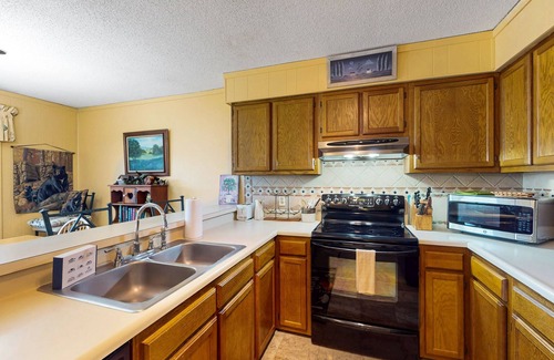 Banner Elk Condo | Homey condo with great ski slope & sunset view, pool, hot tub & fireplace