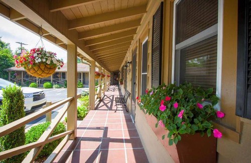 Blowing Rock Hotel | Hotel ∙ 2 bedrooms ∙ 10 guests