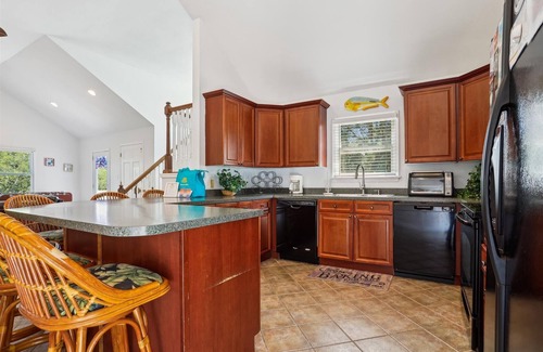 Duck House | HotTub, Pool Table, Elevator! Large fenced yard, pets