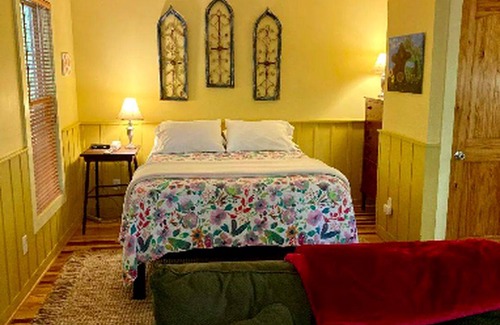 Elkin House | House ∙ 2 bedrooms ∙ 4 guests