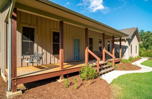 Brevard House | House ∙ 3 bedrooms ∙ 6 guests