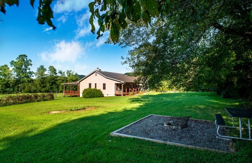Brevard House | House ∙ 3 bedrooms ∙ 6 guests