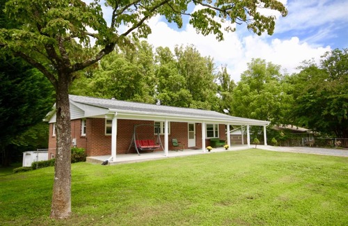 Brevard House | House ∙ 4 bedrooms ∙ 8 guests
