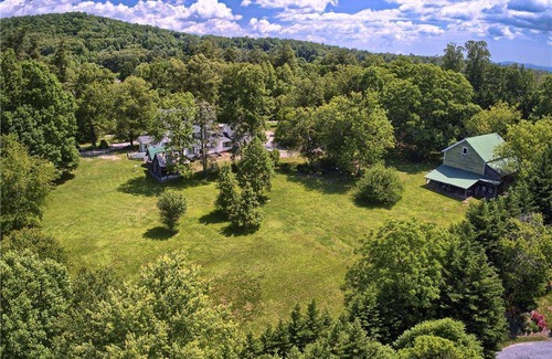Hendersonville House | House ∙ 6 bedrooms ∙ 16 guests