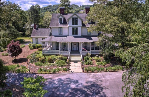 Hendersonville House | House ∙ 6 bedrooms ∙ 16 guests