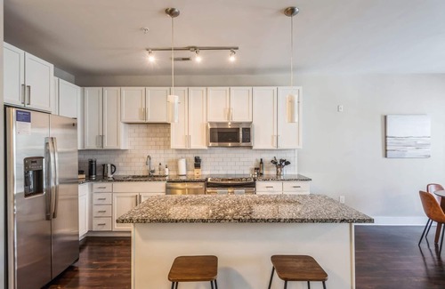 Charlotte Apartment | Kasa | Sunny Space, Nearby NASCAR Hall of Fame | Dilworth