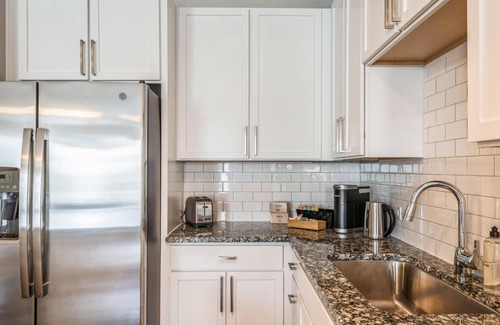 Charlotte Apartment | Kasa | Sunny Space, Nearby NASCAR Hall of Fame | Dilworth